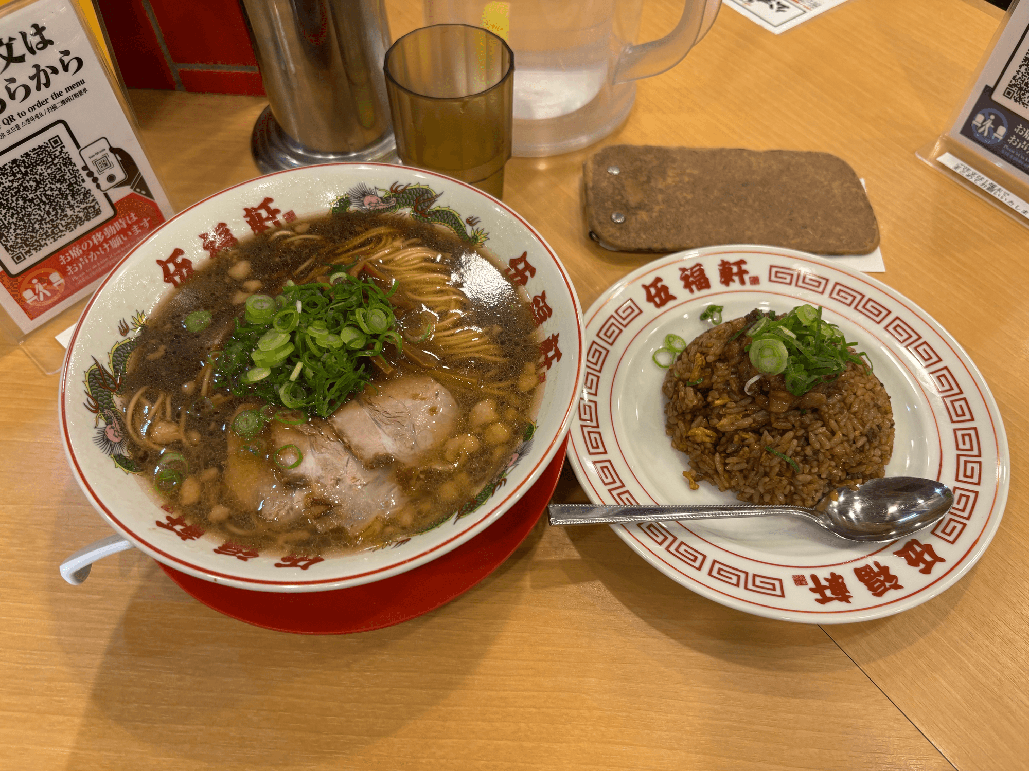 伍福軒の黒醤油ラーメンとチャーハン