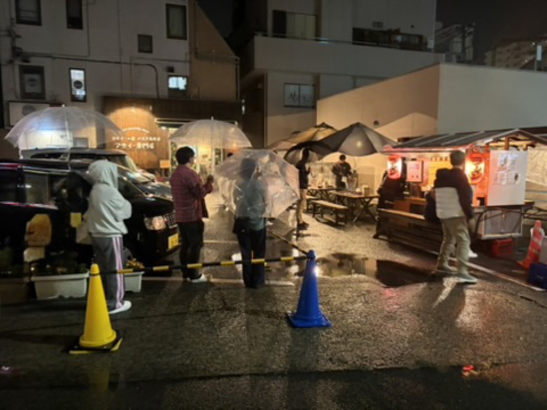 雨の夜の屋台と行列